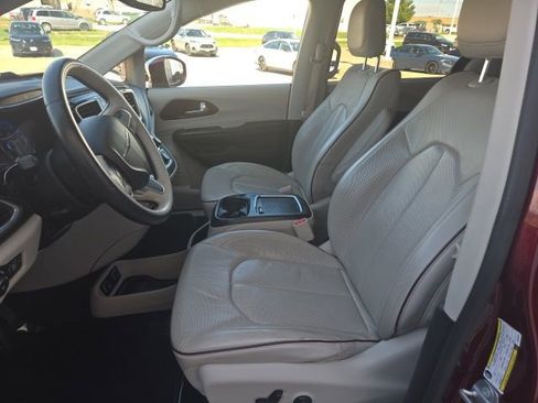 Used 2017 Chrysler Pacifica Limited w/ Advanced Safetytec Group FWD image 16