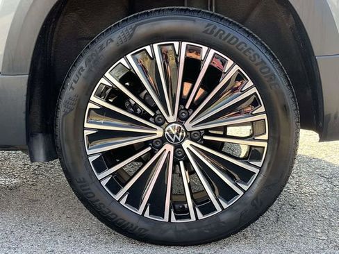 Used 2025 Volkswagen Taos SE image 11