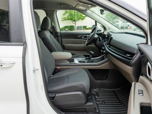 New 2026 Kia Carnival LX image 10