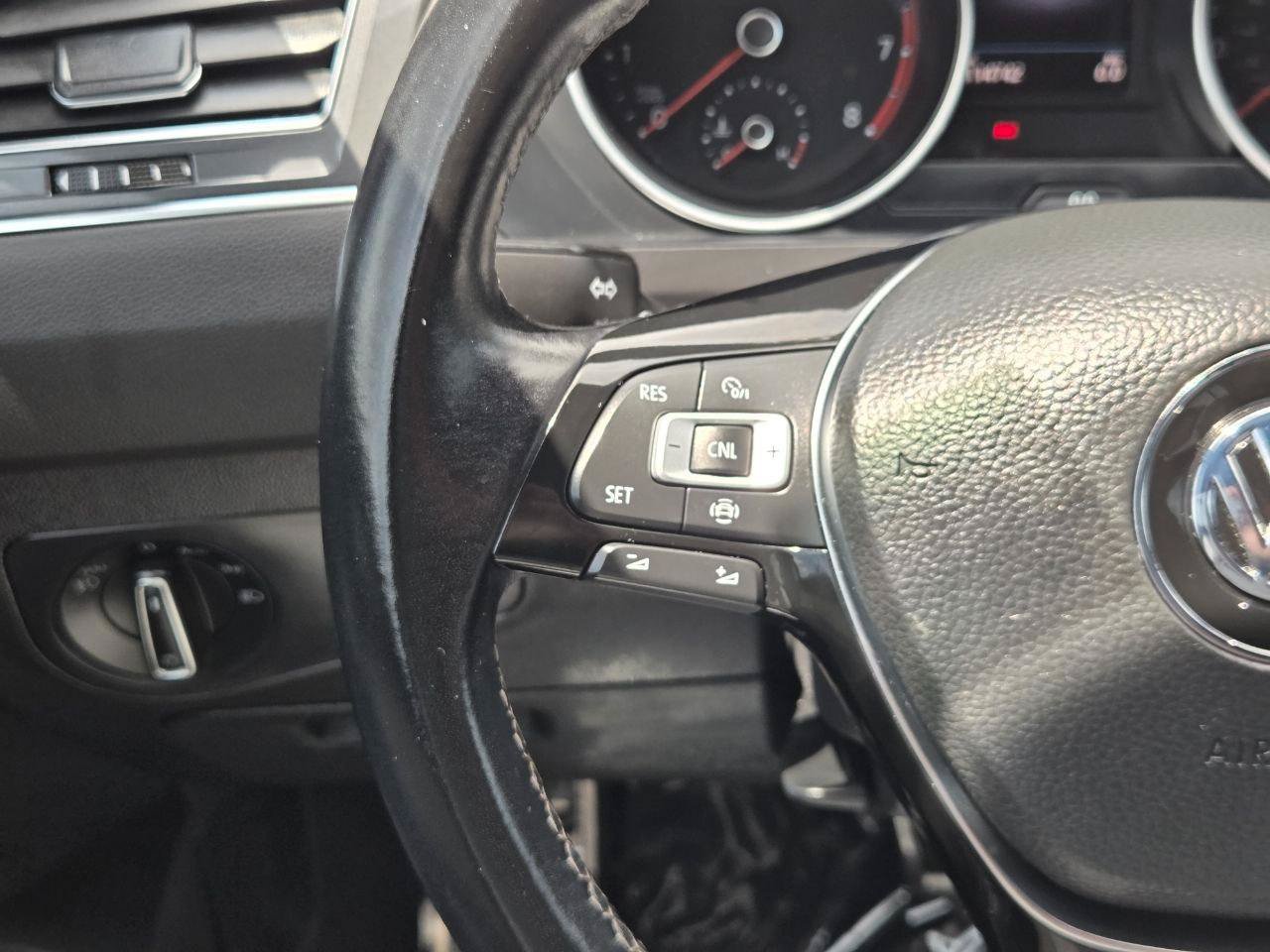 Used 2020 Volkswagen Tiguan SE R-Line FWD image 29