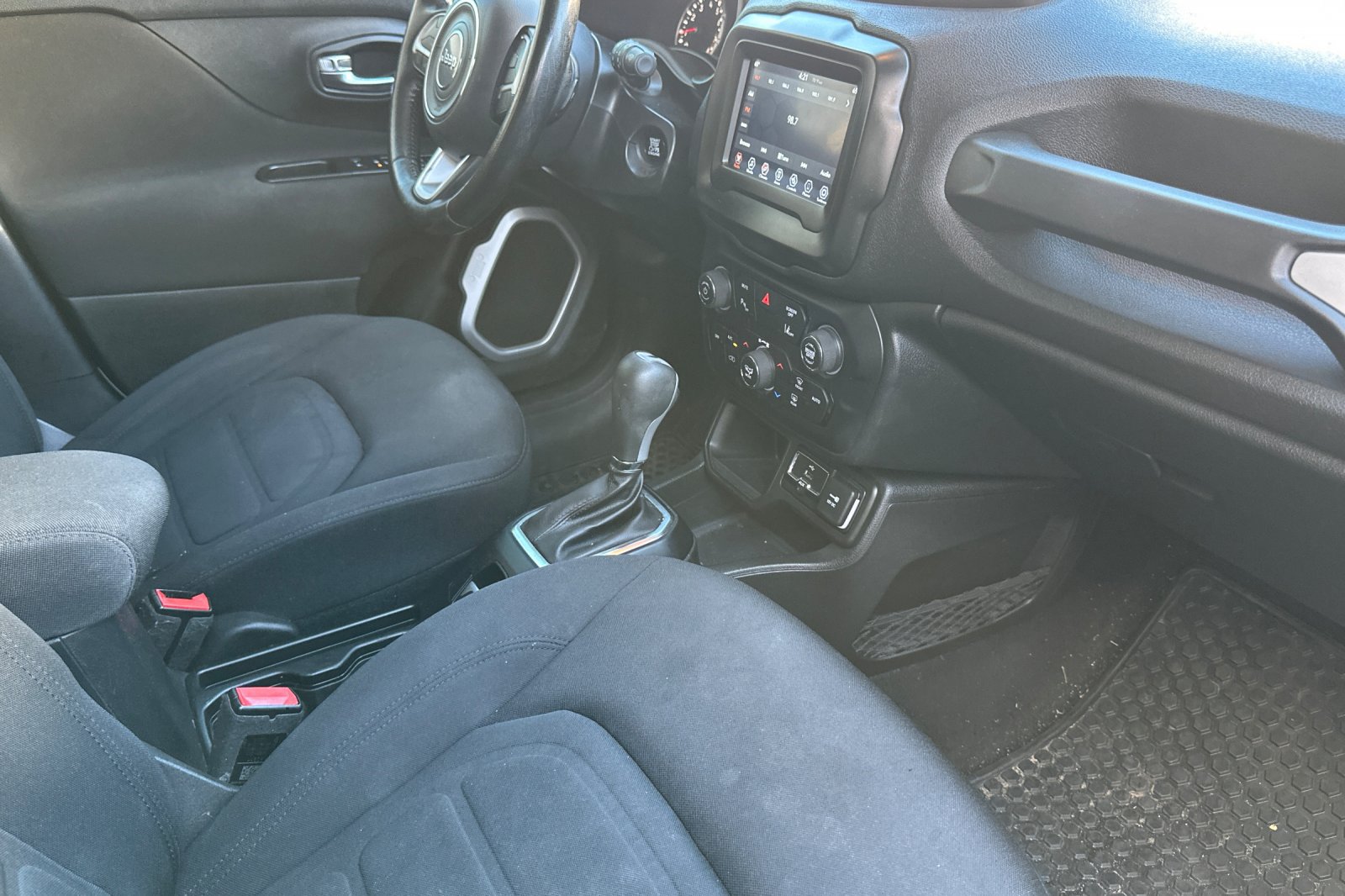 Used 2018 Jeep Renegade Latitude FWD image 18