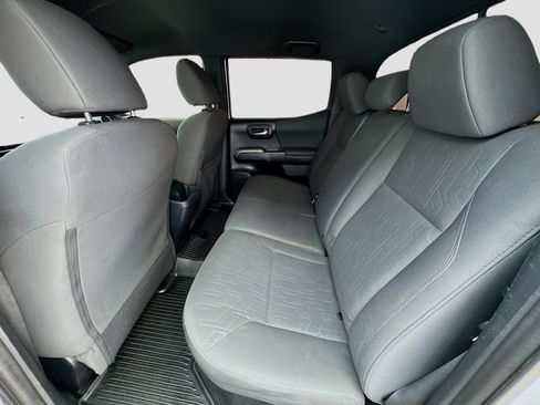 Used 2018 Toyota Tacoma TRD Sport image 15