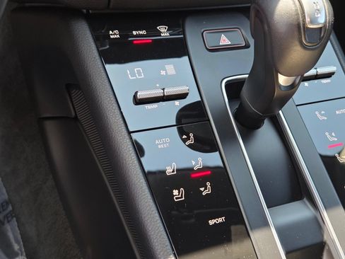 Used 2024 Porsche Macan AWD/4WD image 23