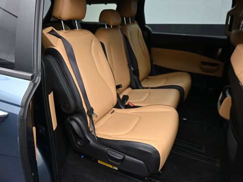 Used 2024 Kia Carnival EX FWD image 25