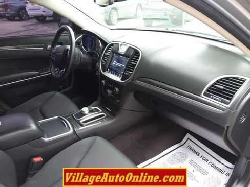 Used 2018 Chrysler 300 Touring w/ Sport Appearance Package image 28