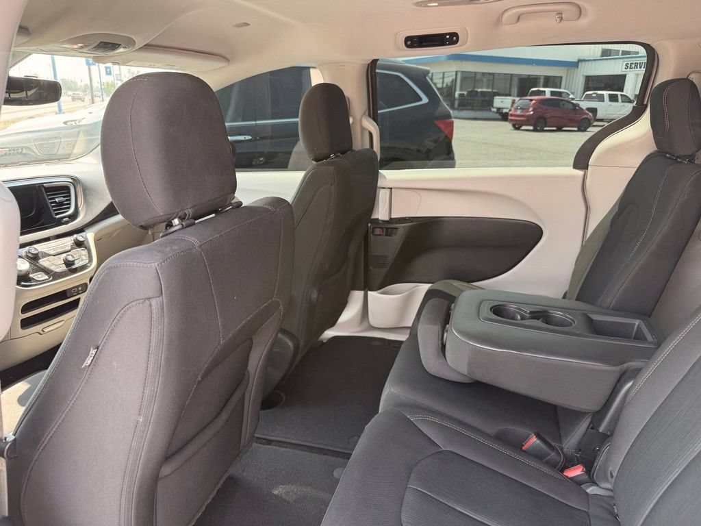Used 2017 Chrysler Pacifica Touring w/ Tire & Wheel Group FWD image 16