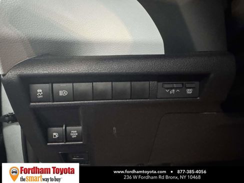 Used 2025 Toyota Sienna LE image 18