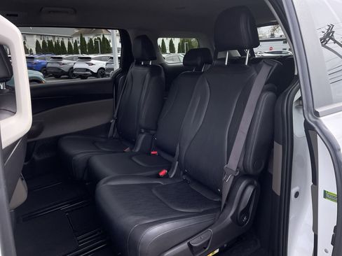 Used 2025 Kia Carnival FWD image 21