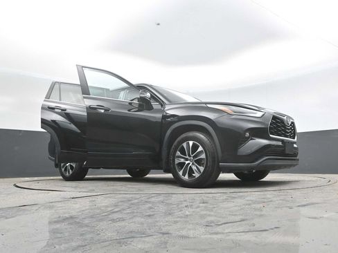 Used 2021 Toyota Highlander XLE AWD/4WD image 59