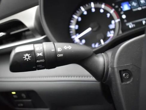 Used 2025 Toyota Highlander LE FWD image 25