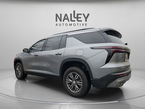 Used 2024 Chevrolet Traverse LT image 3