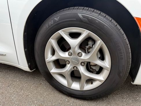 Used 2020 Chrysler Pacifica Limited FWD image 10