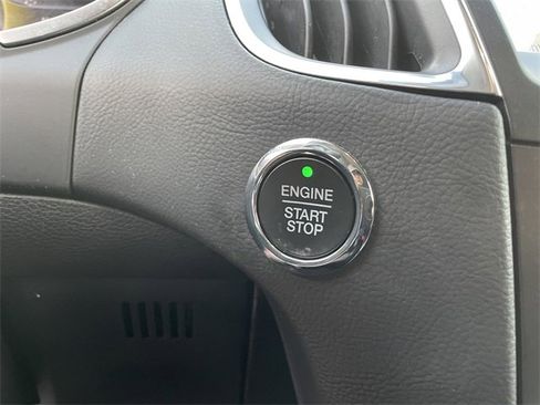 Used 2020 Ford Edge Titanium image 32