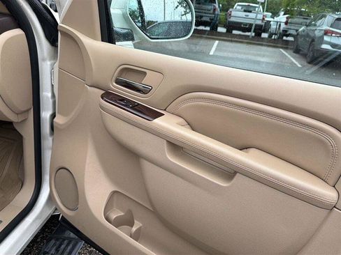 Used 2010 Cadillac Escalade ESV Premium RWD image 33
