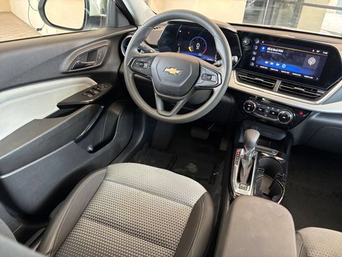 Used 2025 Chevrolet Trax LT FWD image 32