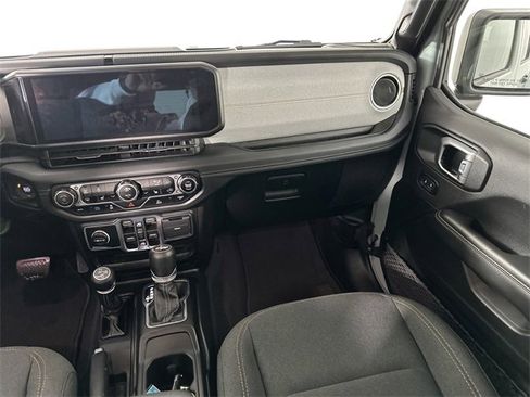 Used 2024 Jeep Wrangler Unlimited Sahara image 26