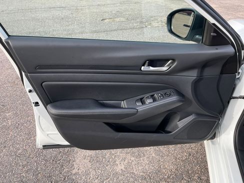 Used 2025 Nissan Altima 2.5 SV image 18