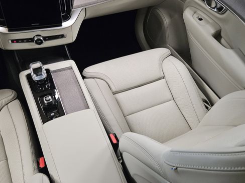 New 2026 Volvo XC90 T8 Ultra w/ Protection Package Premier image 16