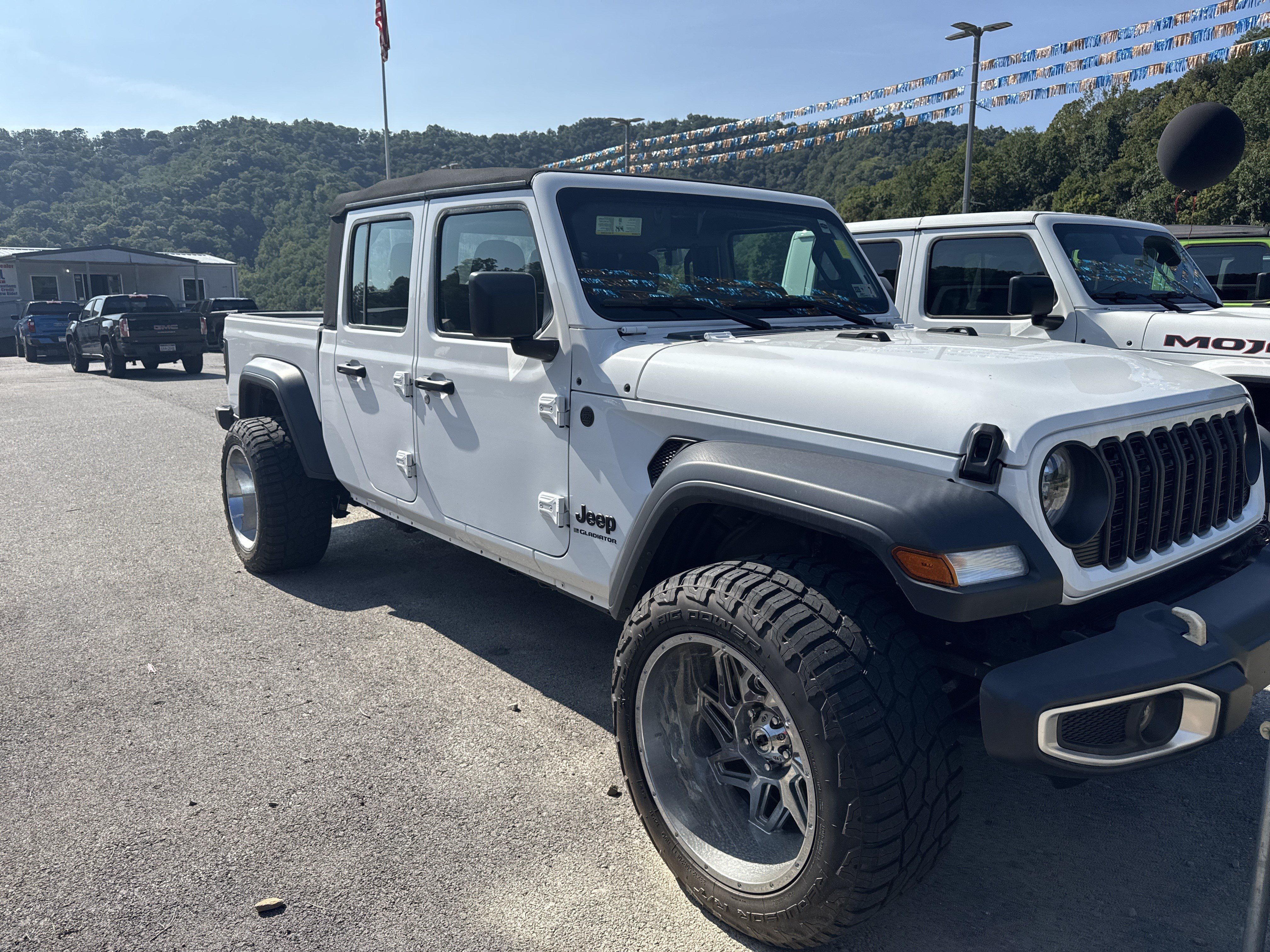 Used 2024 Jeep Gladiator Sport AWD/4WD image 4