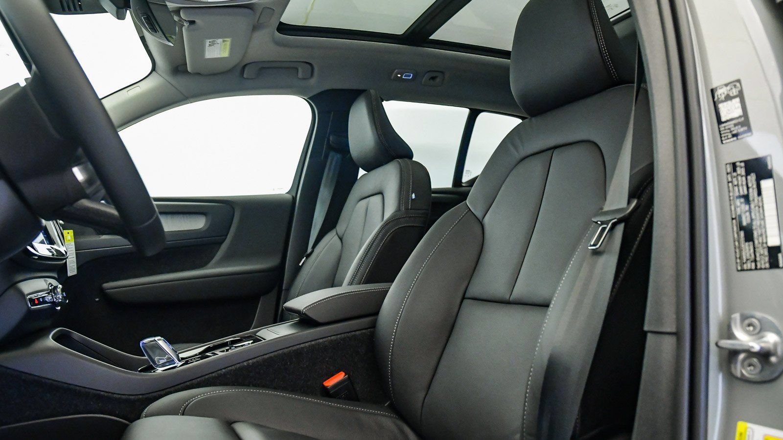 Certified 2026 Volvo XC40 B4 Plus w/ Climate Package FWD image 19