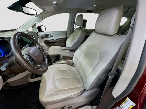 Used 2019 Chrysler Pacifica Touring-L Plus w/ Advanced Safetytec Group FWD image 13