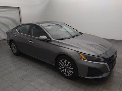 Used 2023 Nissan Altima 2.5 SV w/ SV Premium Package FWD image 11