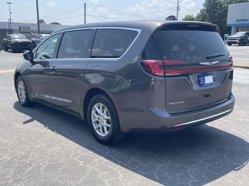 Used 2023 Chrysler Pacifica Touring-L FWD image 5