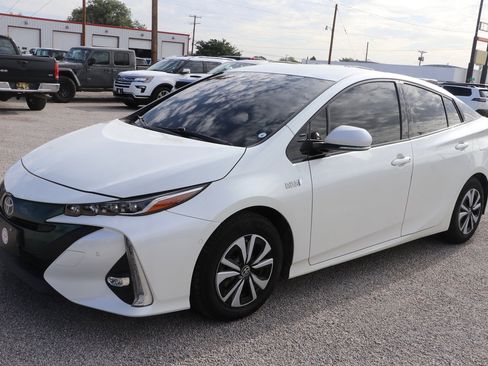 Used 2017 Toyota Prius Prime FWD image 3
