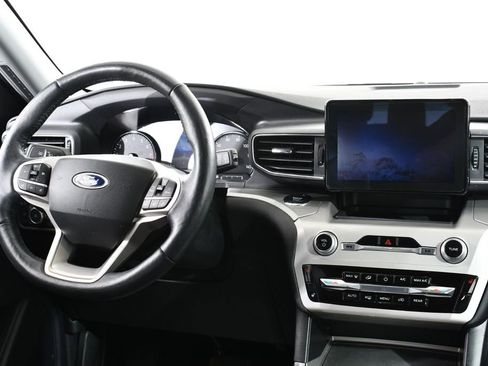 Used 2022 Ford Explorer XLT w/ Equipment Group 202A image 8