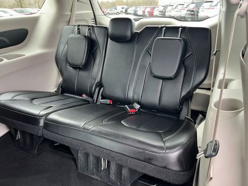 Used 2024 Chrysler Pacifica Touring-L FWD image 6