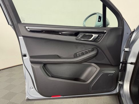 Certified 2025 Porsche Macan AWD/4WD image 19