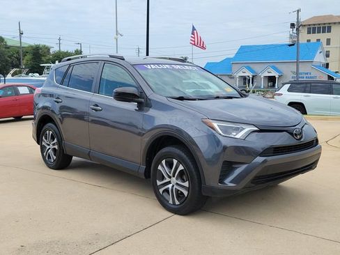 Used 2018 Toyota RAV4 LE FWD image 8