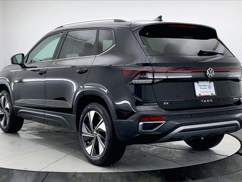 Used 2025 Volkswagen Taos SE image 12