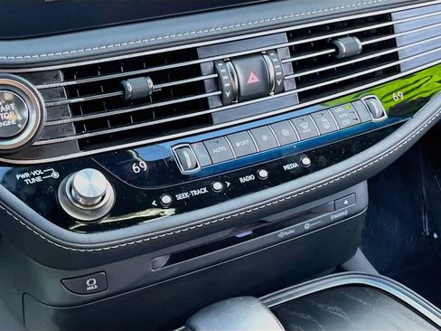 Used 2022 Lexus LS 500 w/ Accessory Package (Z2) RWD image 16