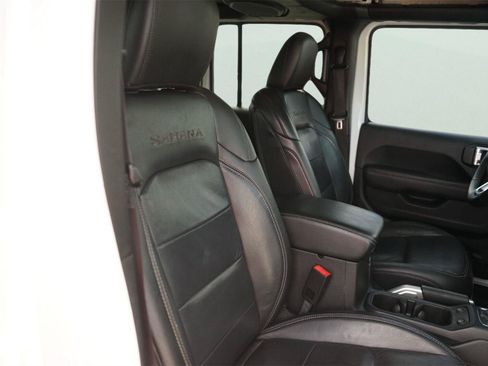 Used 2018 Jeep Wrangler Unlimited Sahara AWD/4WD image 19
