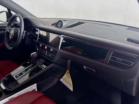Certified 2025 Porsche Macan image 23