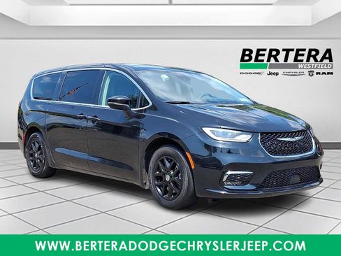 Used 2023 Chrysler Pacifica Touring-L FWD image 1
