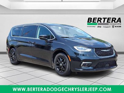 Used 2023 Chrysler Pacifica Touring-L