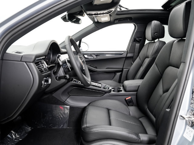 Certified 2026 Porsche Macan AWD/4WD image 6
