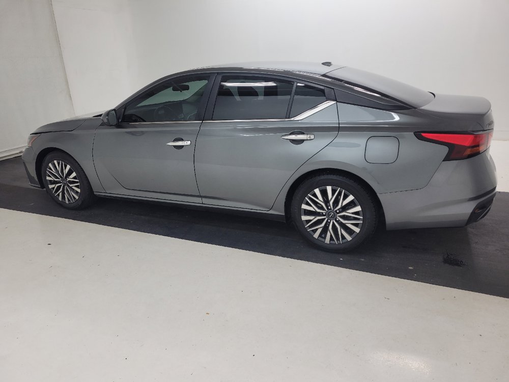 Used 2023 Nissan Altima 2.5 SV w/ SV Premium Package FWD image 3