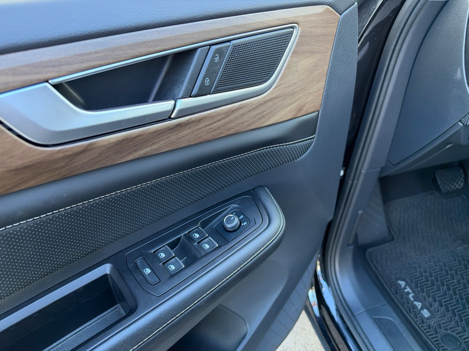 Certified 2024 Volkswagen Atlas SE FWD image 25