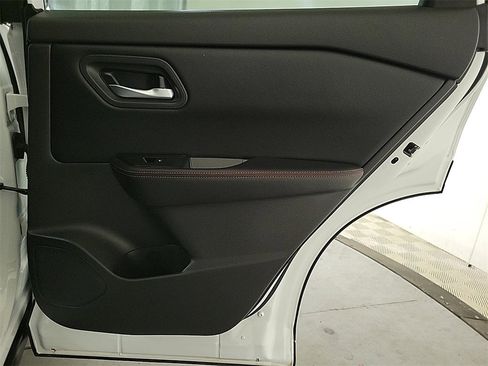 Used 2025 Nissan Rogue SV image 25