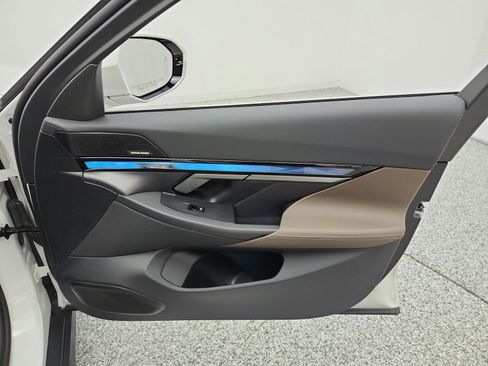 Used 2025 BMW i5 xDrive40 w/ Premium Package AWD/4WD image 21