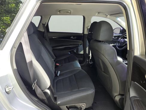 Used 2020 Kia Sorento LX FWD image 16