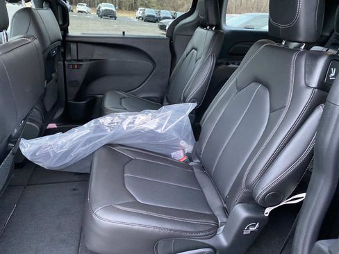 New 2026 Chrysler Pacifica Select image 7