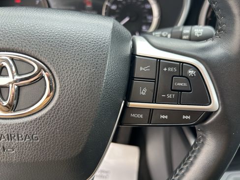 Certified 2023 Toyota Highlander XLE image 23