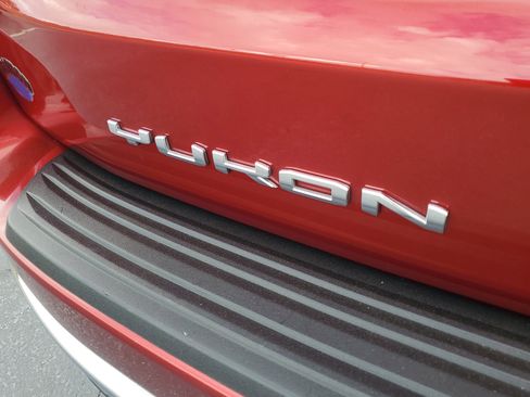 Used 2023 GMC Yukon SLT w/ SLT Luxury Package image 9