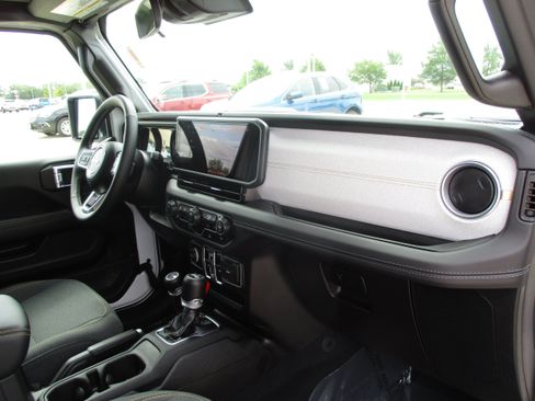 Used 2025 Jeep Wrangler Unlimited Sahara AWD/4WD image 37