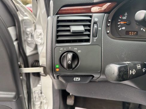 Used 2000 Mercedes-Benz E 320 4MATIC Wagon image 31