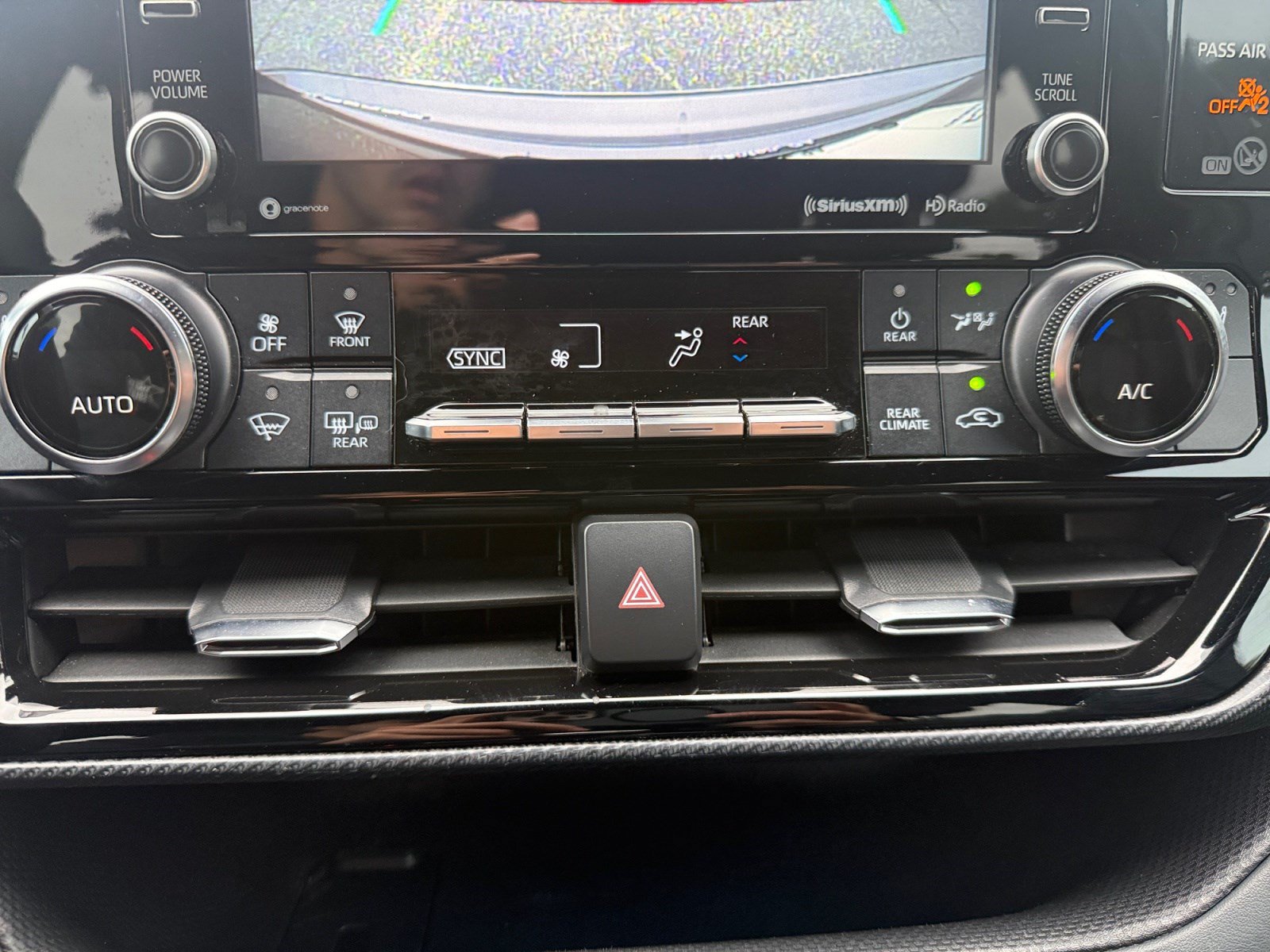 Used 2022 Toyota Highlander XSE FWD image 28